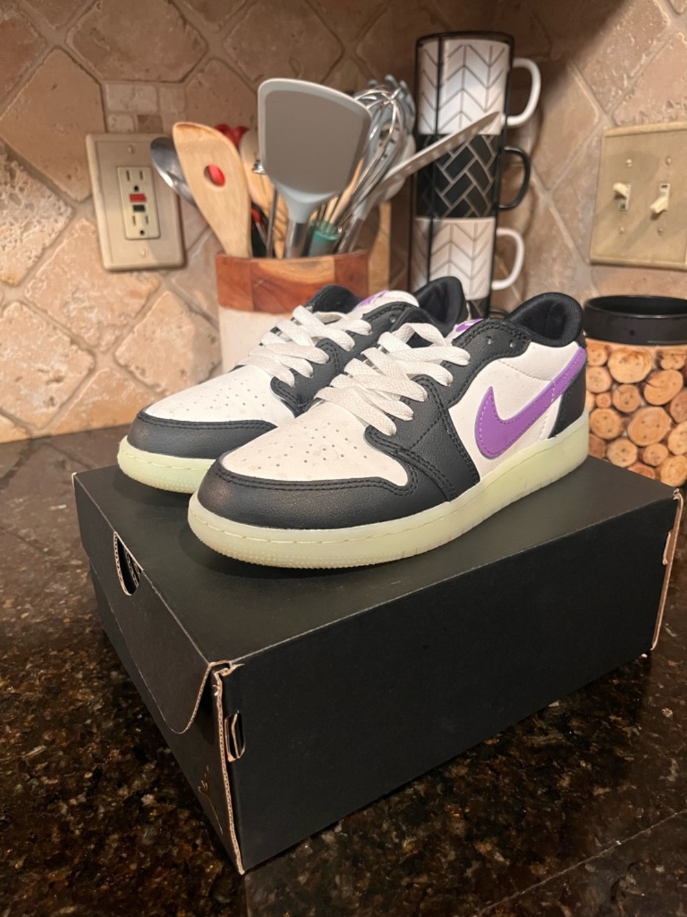 Nike Air Jordan 1 Low Glow in the Dark sz 4